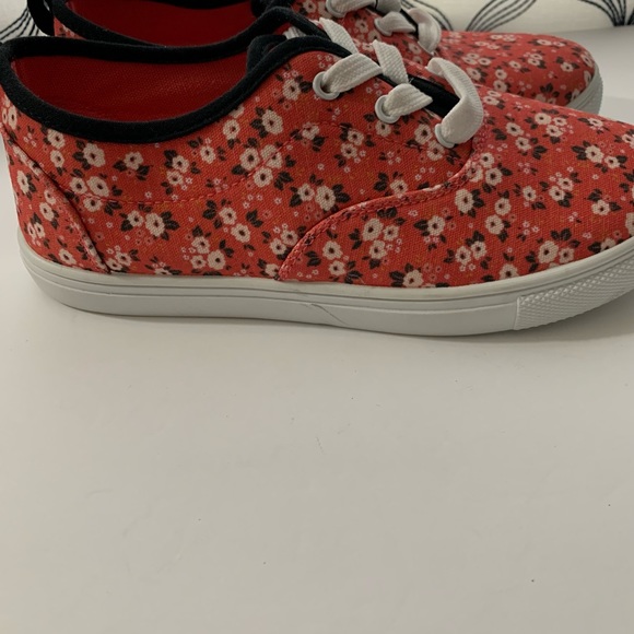 Madden Girl Floral Fabric Lace up Sneakers 3 - Picture 6 of 13